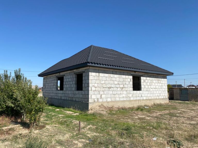 Частный дом с четырёхскатной крышей из металлочерепицы