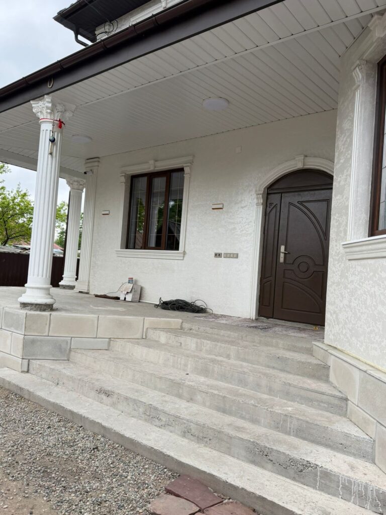Металлический сайдинг глянцевый RAL 9003 на фасаде дома