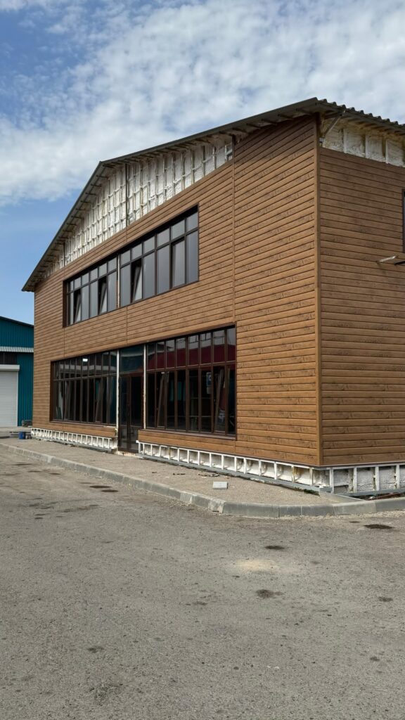 Металлический сайдинг Printech под светлое дерево на фасаде дома